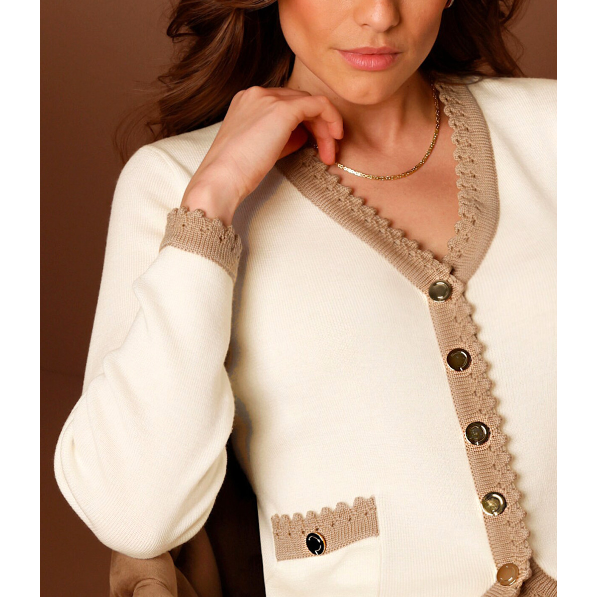 Wollpullover m. Zierknopfleiste ecru-camel