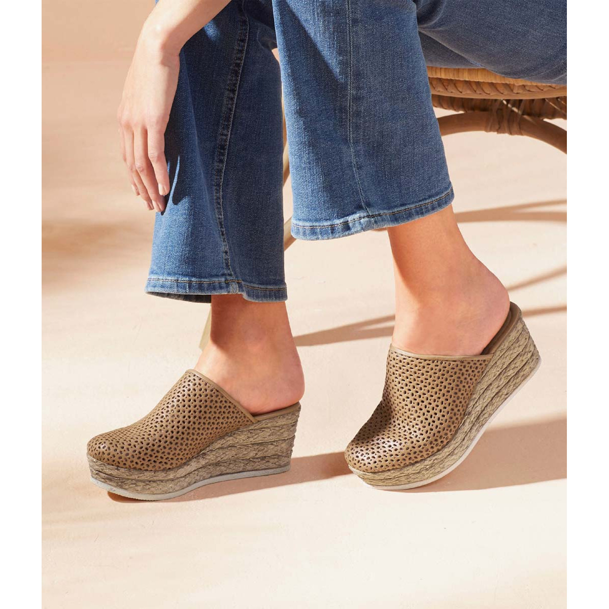 Rindleder-Cut-Out-Clog camel