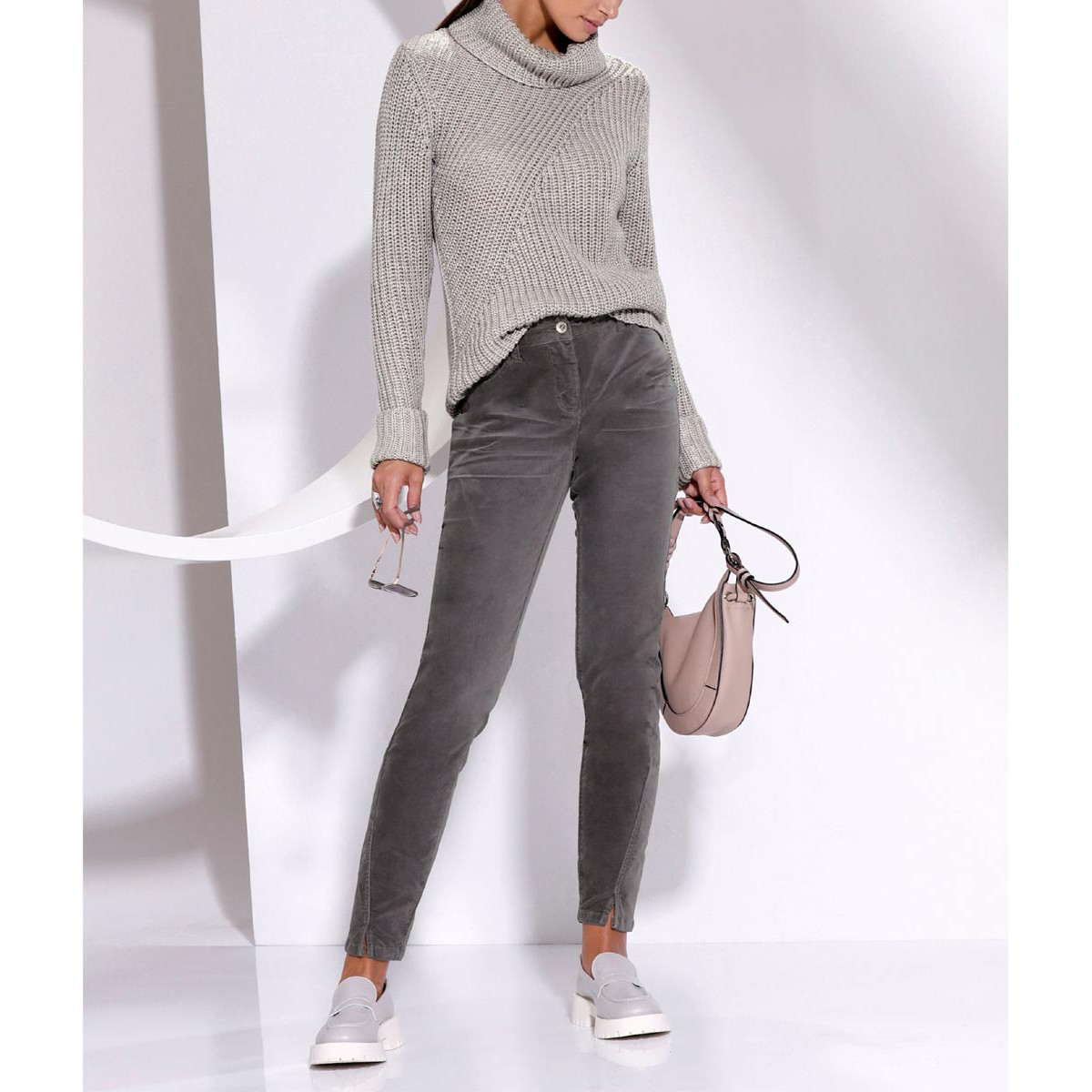 Rollkragenpullover mit Glanzgarn hellgrau