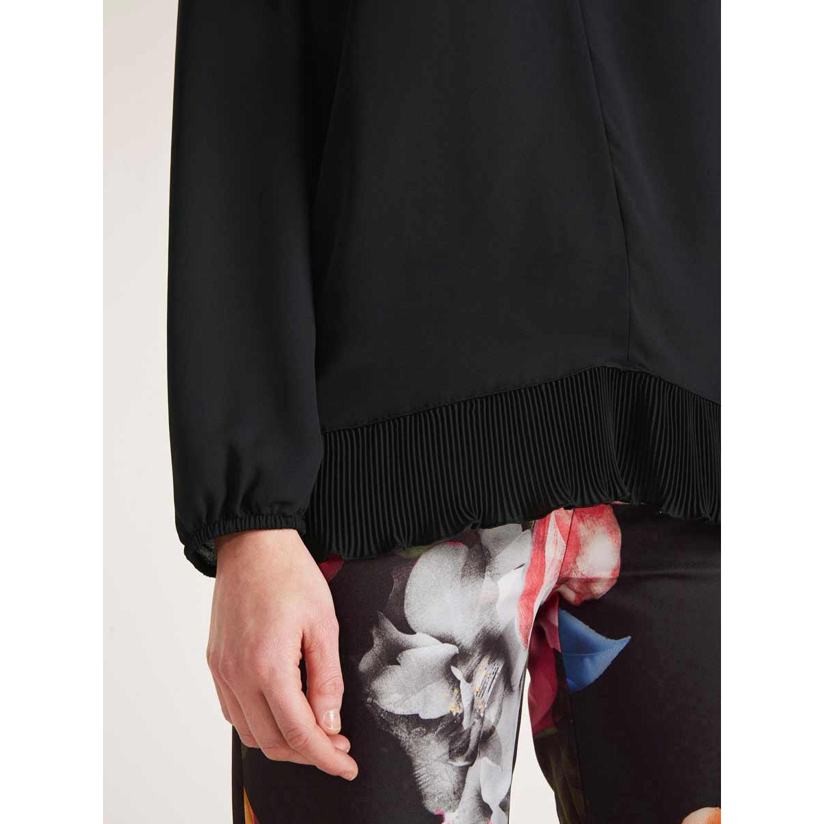 Designer-Bluse m. Plisseesaum schwarz