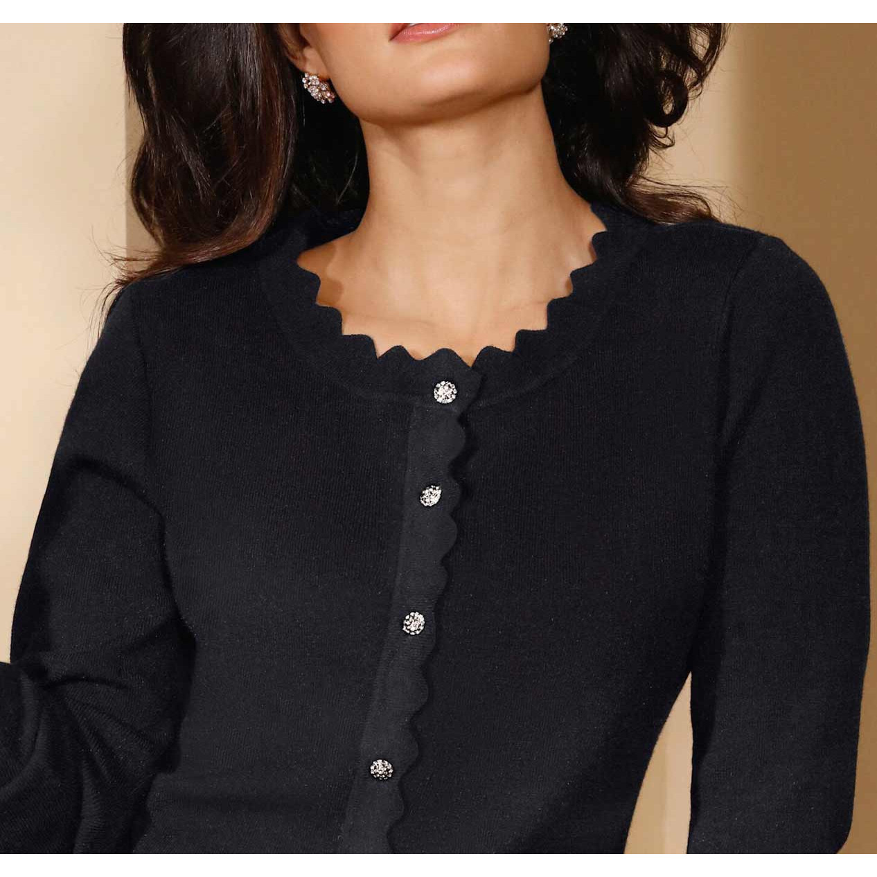 Strickjacke m.Wellenkanten und Schmuckknöpfen schwarz