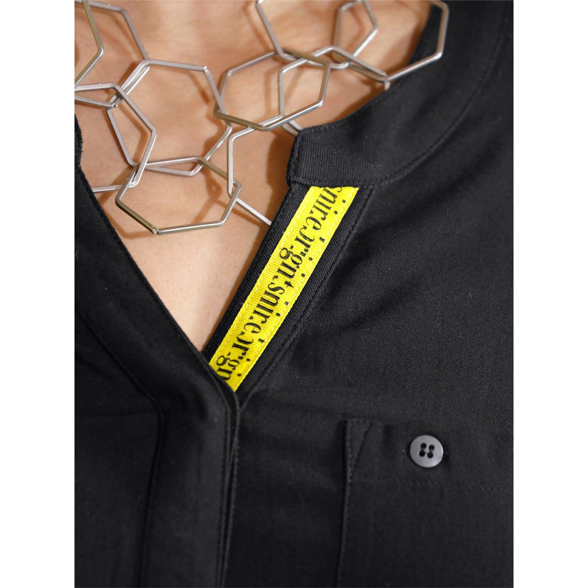 Hemdbluse mit Schriftzug am Ripsband schwarz