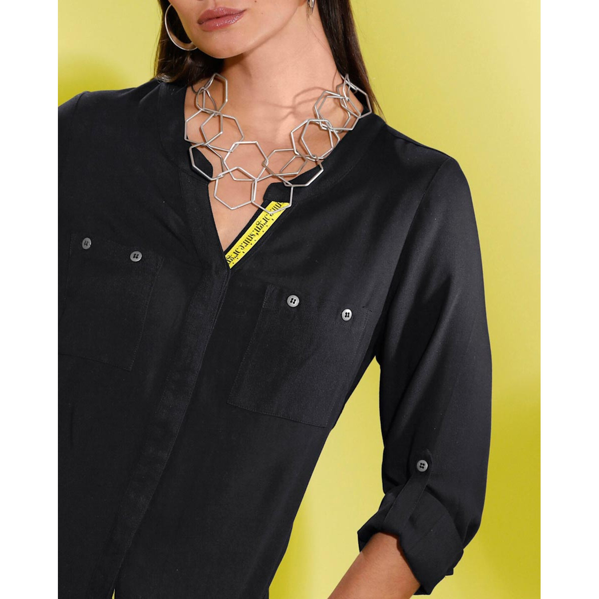 Hemdbluse mit Schriftzug am Ripsband schwarz