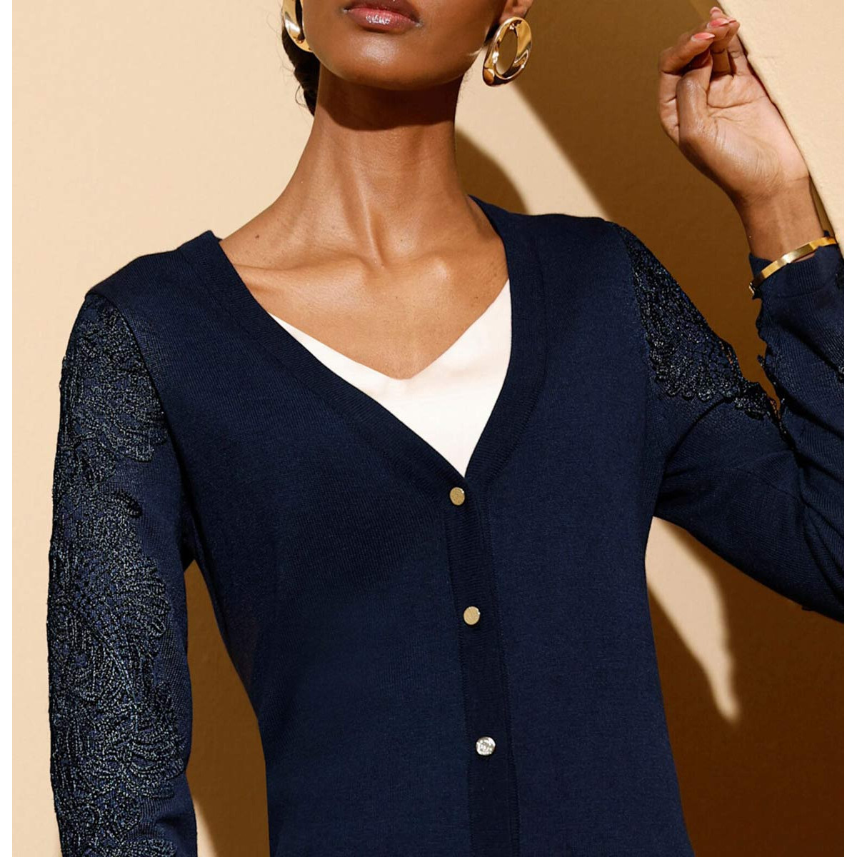 Strickjacke m. Spitze an den Ärmeln marine