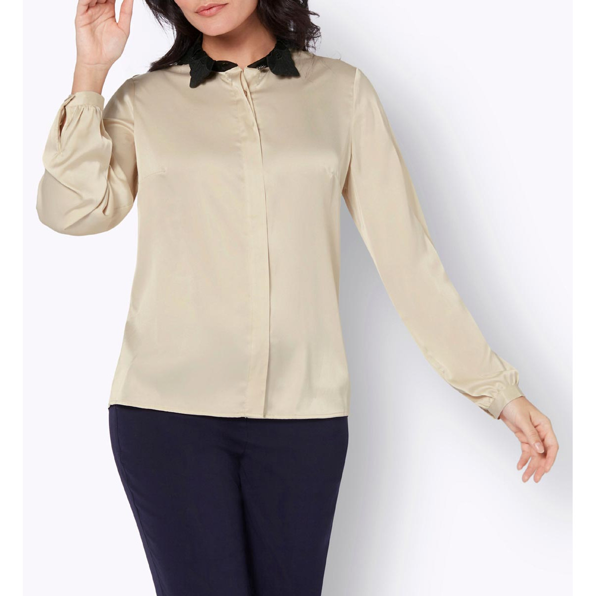 Satinbluse m. Spitze und Schmuckknopf sand