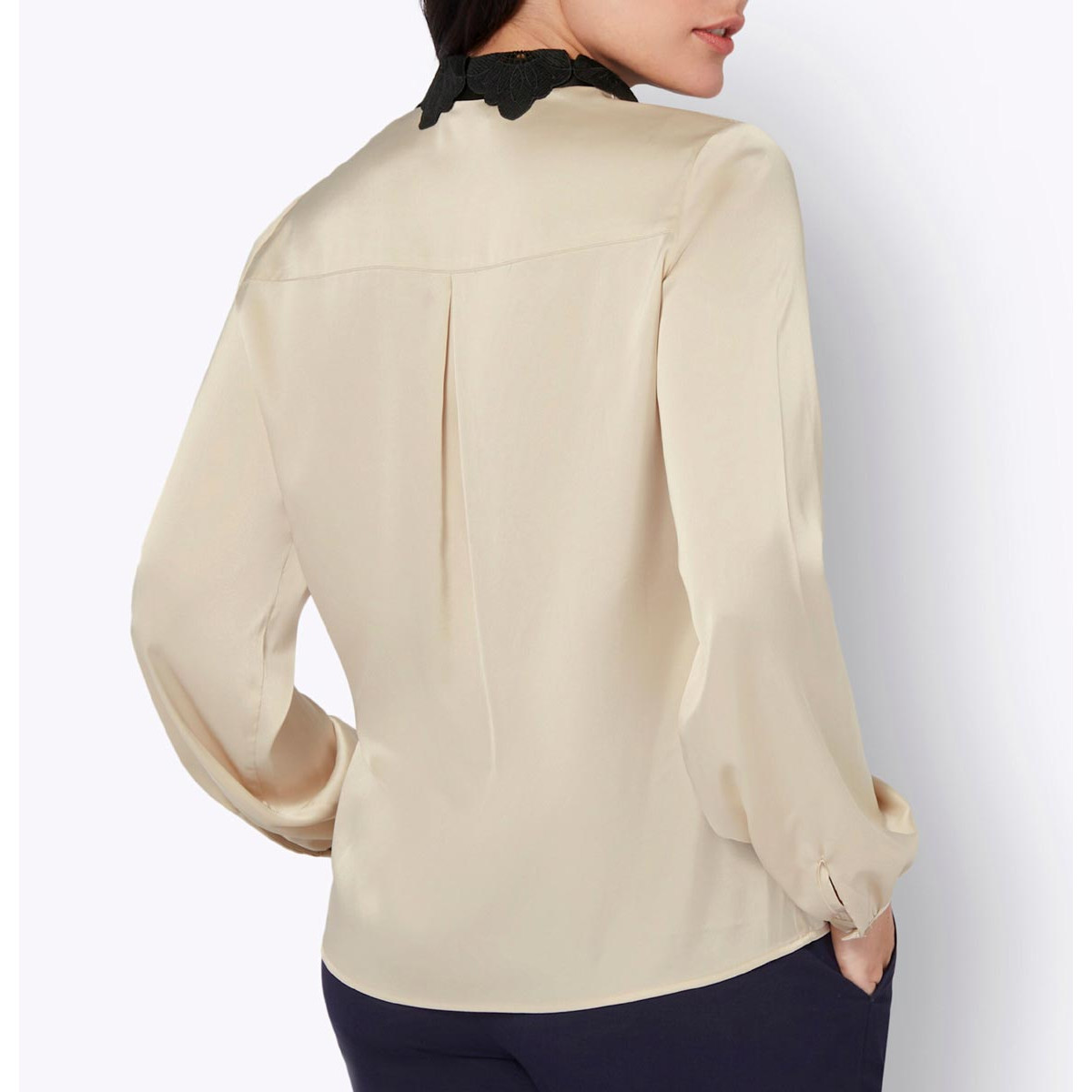 Satinbluse m. Spitze und Schmuckknopf sand