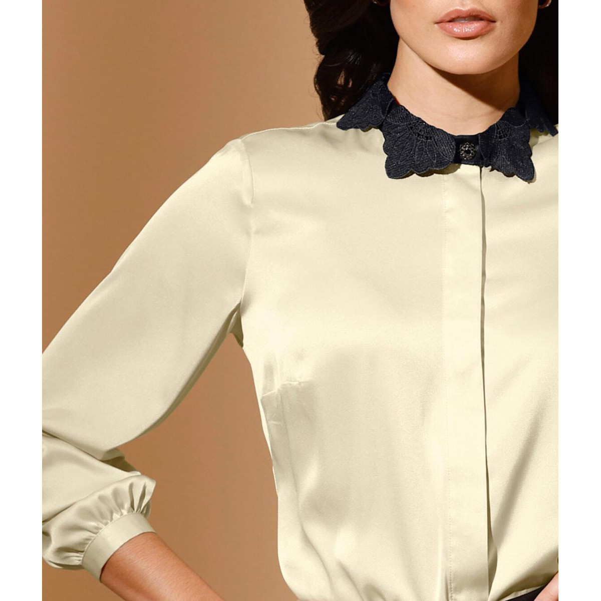 Satinbluse m. Spitze und Schmuckknopf sand