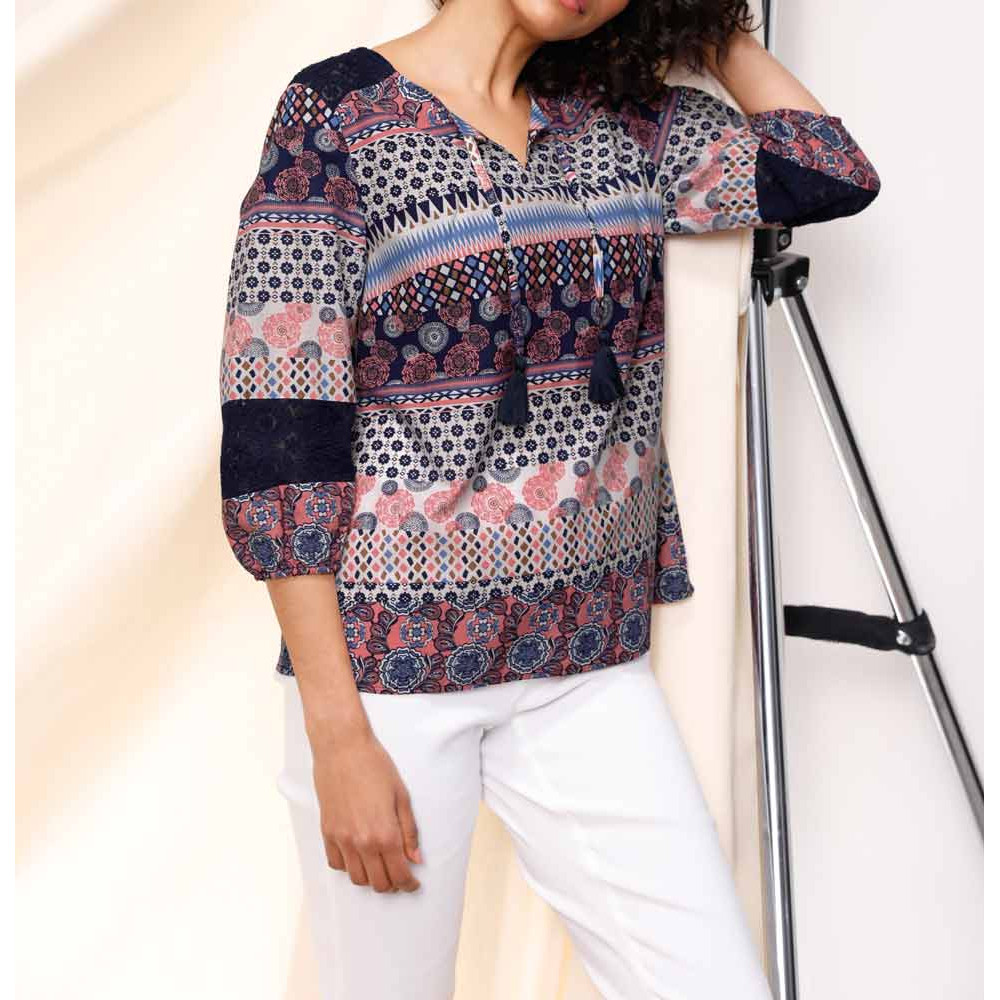 Druckbluse m. Seide u. Spitze. marine-bunt