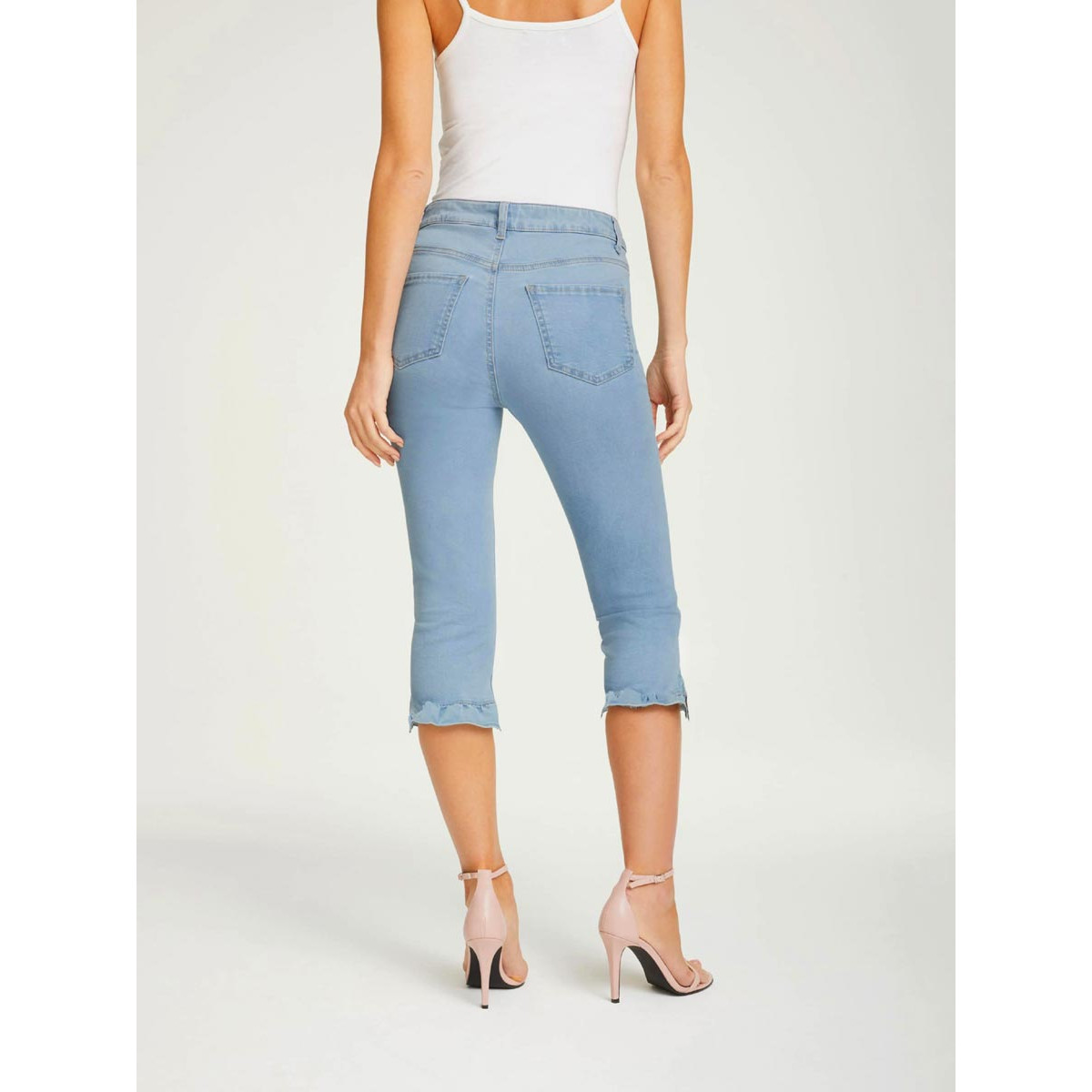 Designer-Capri-Jeans m. Rüschen bleached